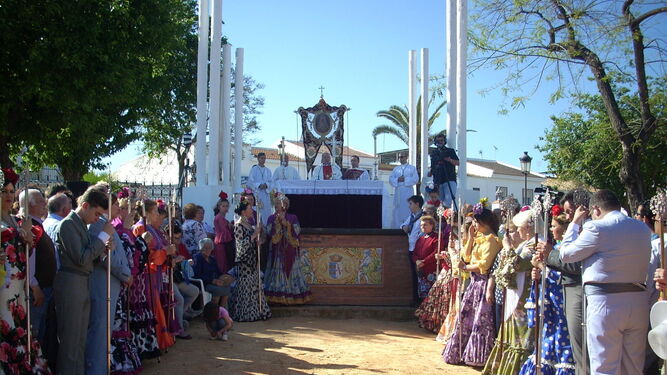 Celebración de la misa de romeros de la Hermandad Matriz de Almonte en el parque de El Chaparral.