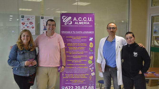 Miembros de la Asociación de Enfermos de Crohn y Colitis Ulcerosa de Almería, junto al director de la UGC de Digestivo, José Luis Vera.