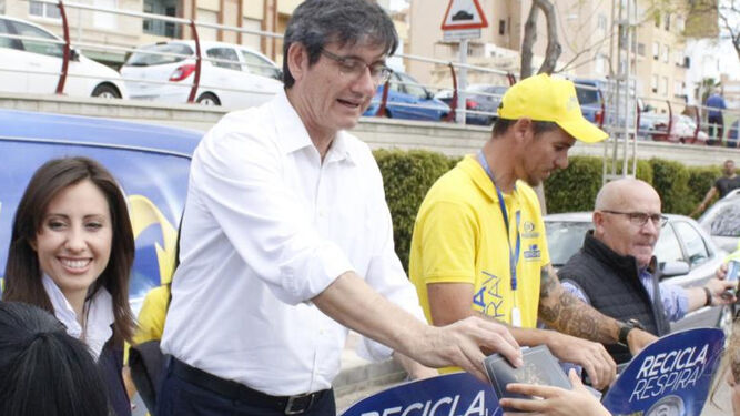 Manuel Cortés respaldó ayer con su presencia la campaña 'Recicla y Respira'.