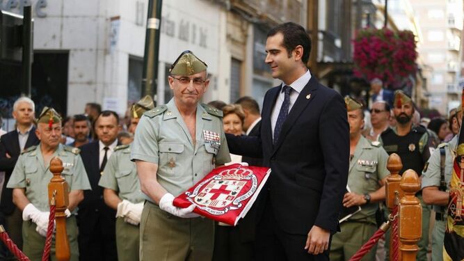 El general jefe de la Brileg, Juan Jesús Martín Cabrero, recibió el Escudo de Oro y una bandera de la ciudad.
