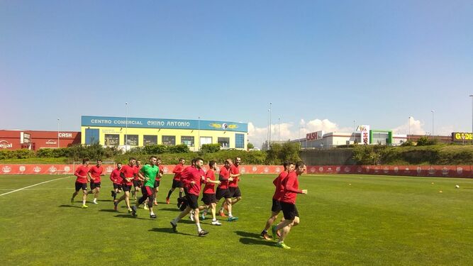 Los jugadores almerienses durante la sesión de entrenamiento de ayer en tierras lucenses.