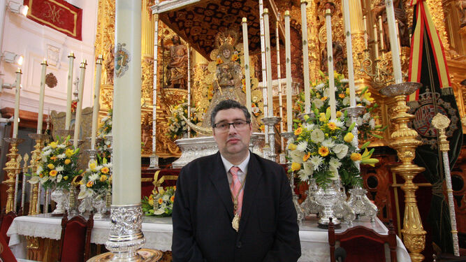 El presidente de la Matriz de Almonte, Juan Ignacio Reales, ante el altar de la Virgen del Rocío.