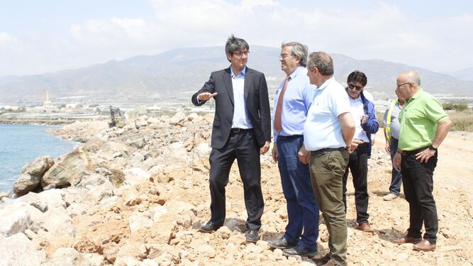 El alcalde, Manuel Cortés y el jefe de Costas, Miguel Ángel Castillo comprueban cómo evolucionan los trabajos.