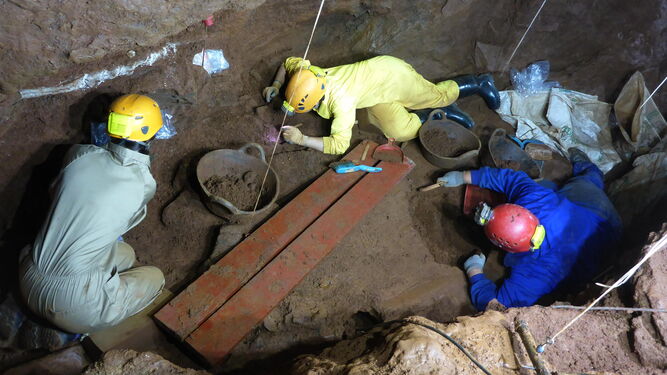 Miembros de Geos en una campaña de excavación en la cueva de La Sima, en Constantina.