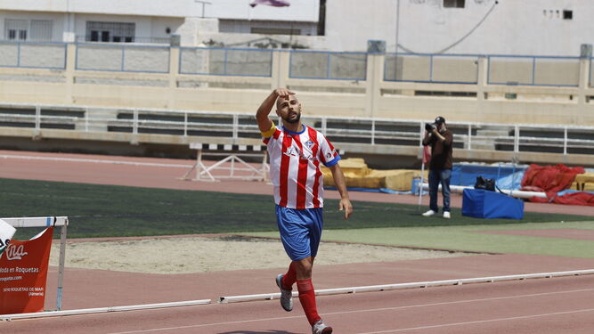 Ruzzo celebrando su gol del domingo ante el Cúllar Vega.