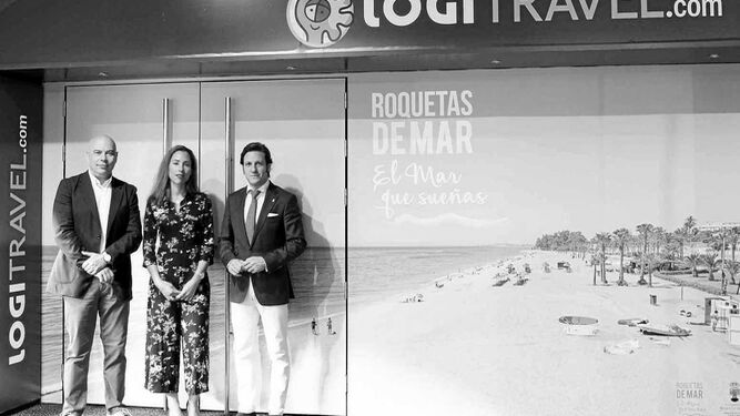 Carlos García, Susana García y Luis Miguel Carmona, en la tienda física de la firma Logitravel ubicada en Madrid.