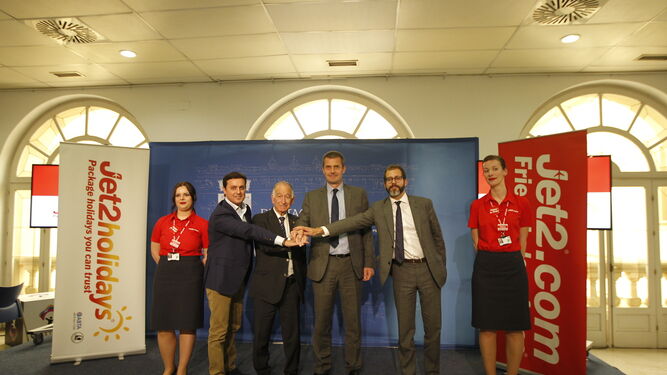 Los representantes de la Diputación Provincial y de la aerolínea británica Jet2.com durante la presentación de la operativa turística de este año.