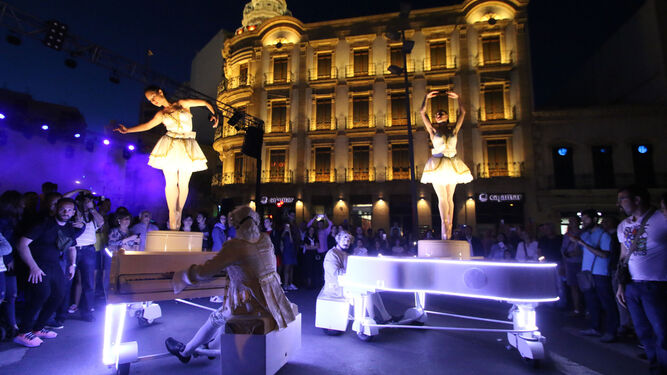 Espectacular danza amoldada a un ambiente único en Puerta Purchena.