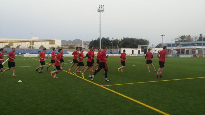 Esteban Navarro da instrucciones a sus jugadores durante un entrenamiento en la Vega de Acá.