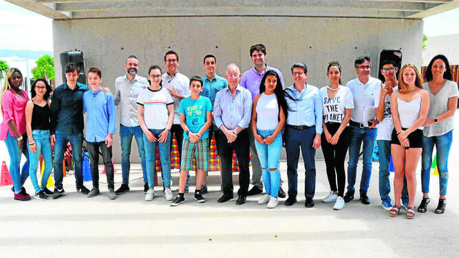 Particioantes en el I Concurso Ciencia Park, al que se han presentado un total de 11 proyectos, junto a los responsables municipales.