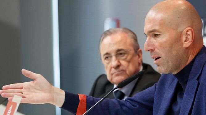 Zidane gesticula, ante un contrariado Florentino Pérez, en su adiós al banquillo madridista.