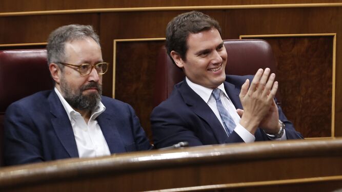 Albert Rivera y Juan Carlos Girauta, de Ciudadanos, siguen el debate.