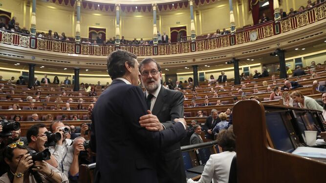 Rajoy abraza a Rafael Hernando.