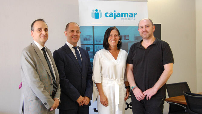 Los representantes de Cajamar y Almería Centro, tras firmar el acuerdo.