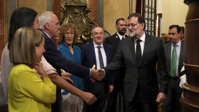 Saludos a Rajoy tras finalizar la votaci&oacute;n.