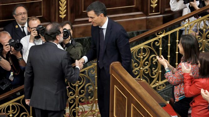 El saludo de Rajoy y Pedro S&aacute;nchez tras la moci&oacute;n de censura.