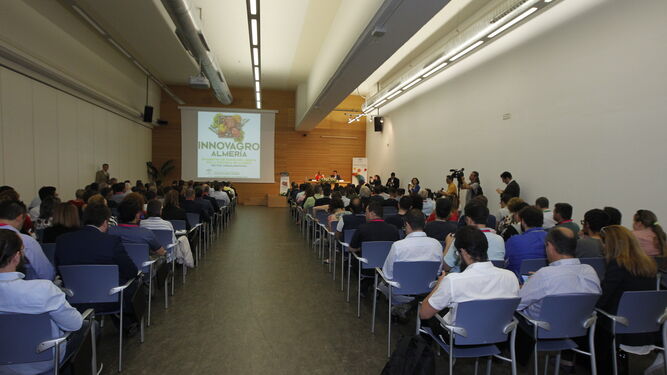 El Palacio de Congresos albergó el encuentro 'Innovagro Almería', con alrededor de 200 participantes.