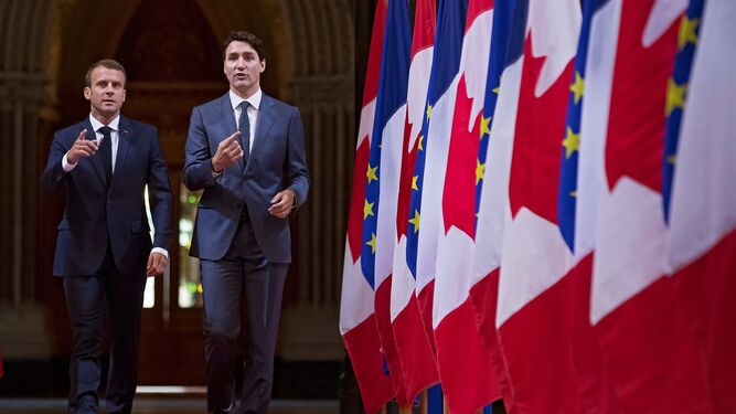 El presidente galo, Emmanuel Macron (izquierda), charla en Ottawa con el primer ministro canadiense, Justin Trudeau.