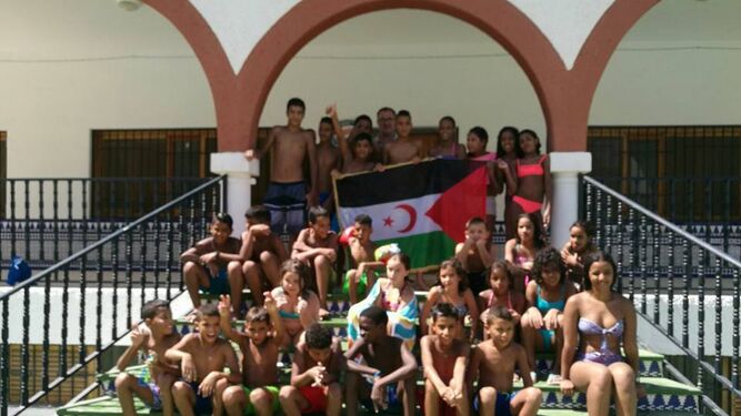 Un grupo de niños saharauis en la piscina de Alhama de Almería.