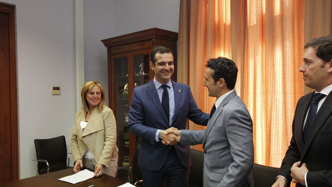 El alcalde y el director de Leroy Merlin en Almería firmaron el pasado día 14 de mayo el convenio de colaboración.