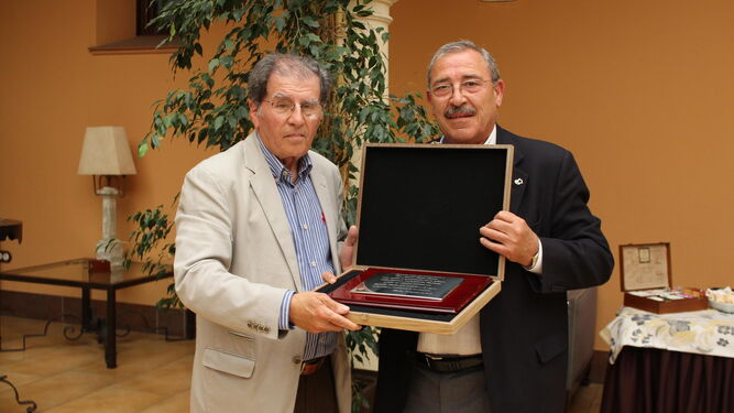 Manuel Verdier recoge la placa de manos de Francisco Góngora.
