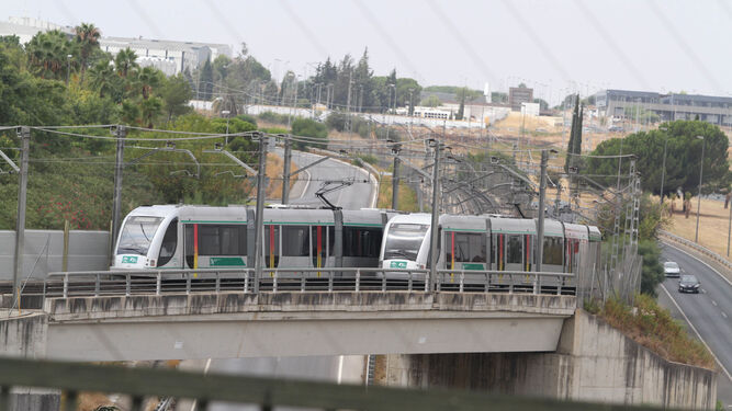 Dos convoyes del Metro de Sevilla se cruzan cerca de San Juan Alto