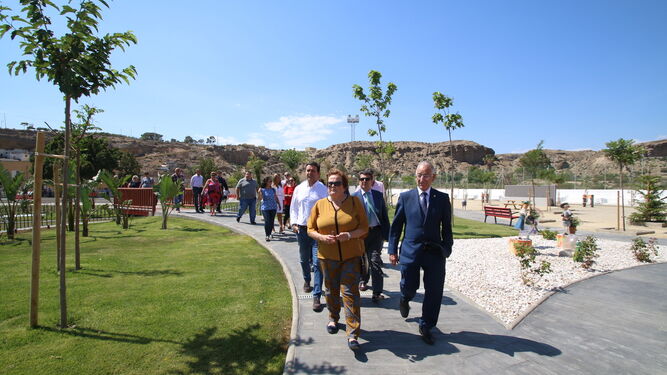 Las autoridades visitaron la nueva zona verde tras su inauguración ayer por la tarde.