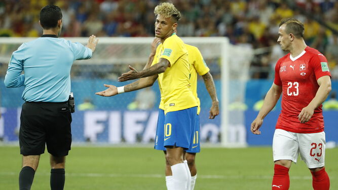 Neymar protesta una decisión al colegiado.