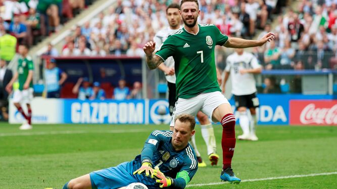 Layún presiona al meta Neuer en el Alemania-México.