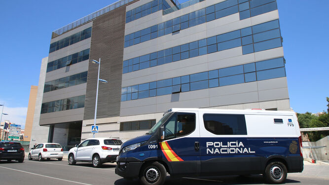 Furgón de la Policía Nacional en el que Ana Julia Quezada fue conducida hasta la prisión de El Acebuche desde la Ciudad de la Justicia.