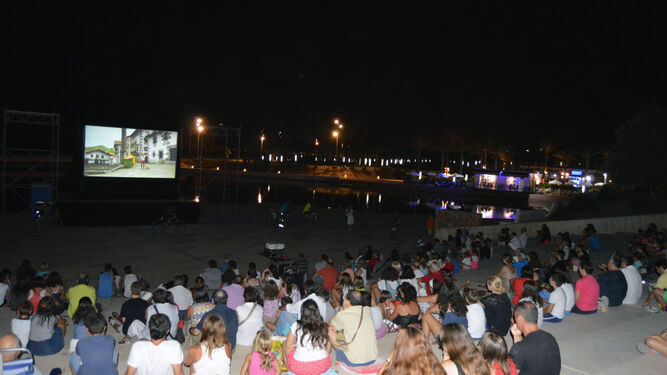 Actividad en verano en la Plaza del Mar de El Toyo.