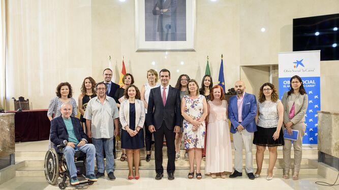 El alcalde, junto a la directiva de La Caixa en Almería, la concejal de Familia y representantes de las asociaciones.
