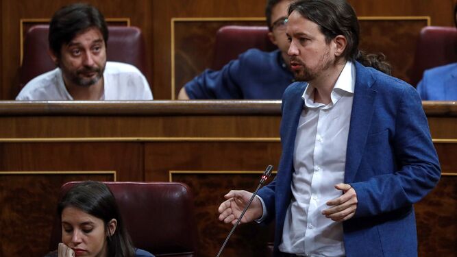 Pablo Iglesias se dirige a Sánchez durante el Pleno.