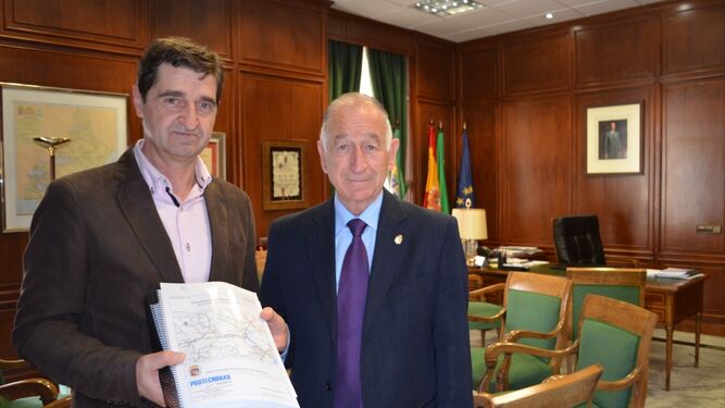 El alcalde de Oria y el presidente de la Diputación muestran el proyecto que se va a acometer.
