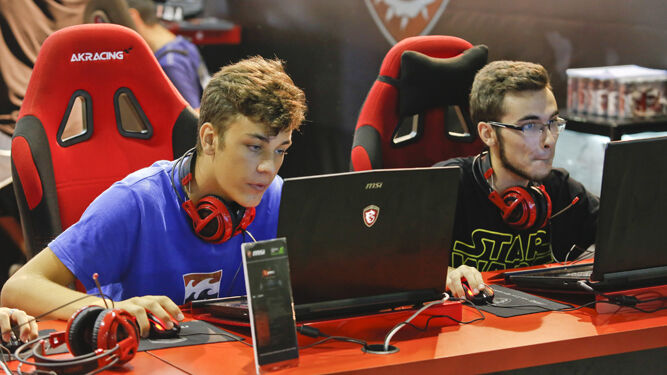 Dos jóvenes en el festival de videojuegos Gamepolis de Málaga.