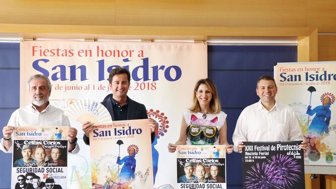 Juan Andrés Cano, Francisco Góngora, Julia Ibáñez y Marco Muñoz posan con los carteles anunciadores de los festejos.