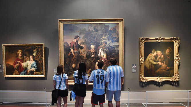 Un grupo de seguidores argentinos observa un cuadro en el museo Pushkin de Moscú.