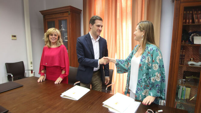 El primer teniente de alcalde y la directora de People & Culture de Primark Iberia sellan con apretón de manos el convenio de colaboración.
