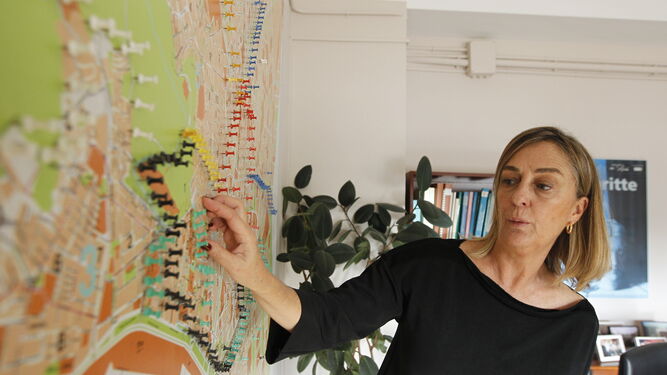 La responsable de Distrito Almería, Margarita Acosta, muestra el mapa de centros de salud de la capital.