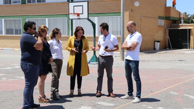 Carmen Crespo y Rosalía Espinosa visitaron recientemente el colegio junto a los responsables municipales.
