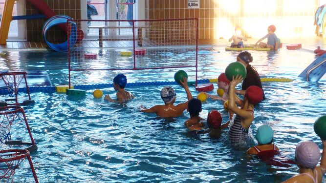 Numerosos niños y familias eligen el CDU para aprender a nadar y jugar.