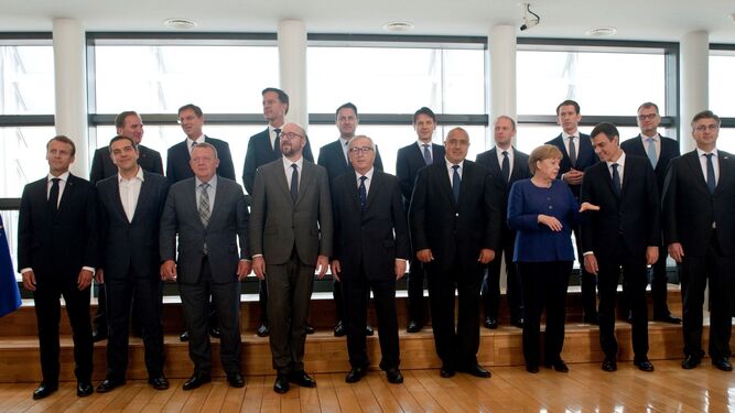 Foto de los líderes de 16 países y del presidente de la Comisión Europea, que se reunieron ayer en Bruselas para abordar un acuerdo sobre inmigración, en la que se ve a Merkel charlando con Sánchez.