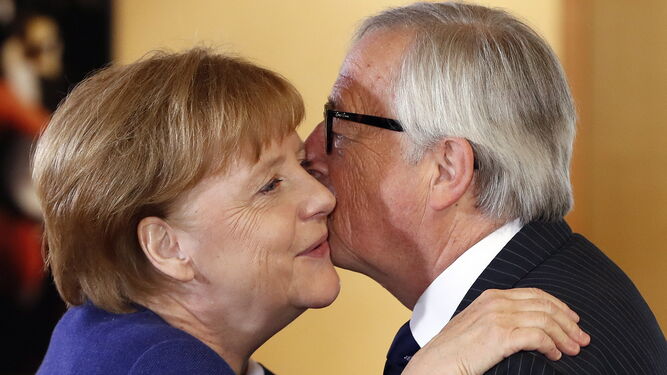 Merkel besa a Juncker.