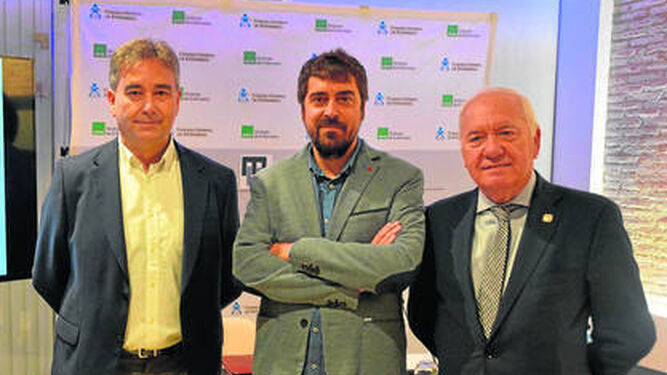 Manuel Cascos, de Satse; David Álvarez, del Instituto Análisis de Investigación, y Florentino Pérez Raya, del CGE.