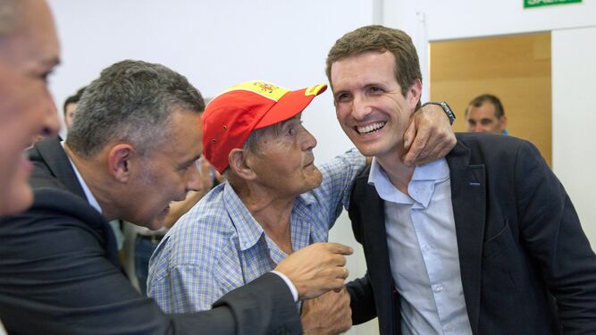 El candidato a la presidencia del PP Pablo Casado saluda a simpatizantes durante una reunión con militantes ayer en Logroño.
