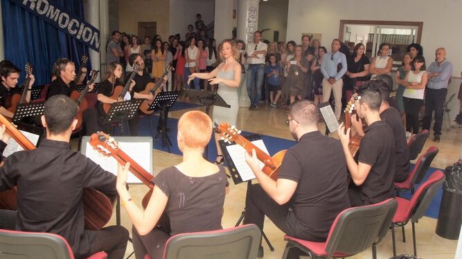 Concierto de la Orquesta de Guitarras dirigida por Belinda Sánchez-Capuchino.