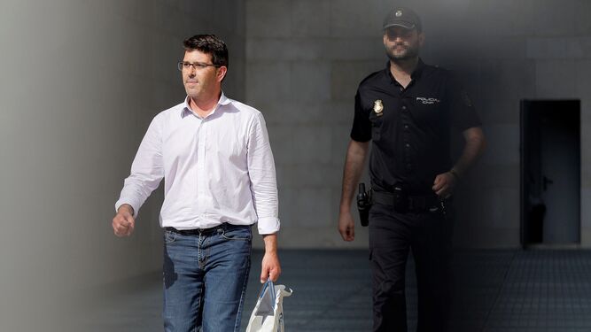 El presidente de la Diputación de Valencia, Jorge Rodríguez, tras quedar en libertad después de declarar ante el juez.