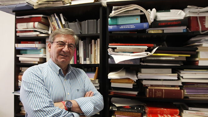 El catedrático almeriense Fernando Martínez, entre libros y publicaciones, en su despacho en la Universidad de Almería.