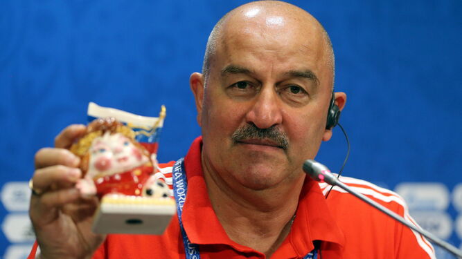 Stanislav Cherchesov posa con una figurita rusa de la suerte.