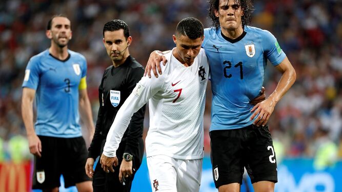 Cristiano Ronaldo acompaña a un Cavani lesionado fuera del campo.